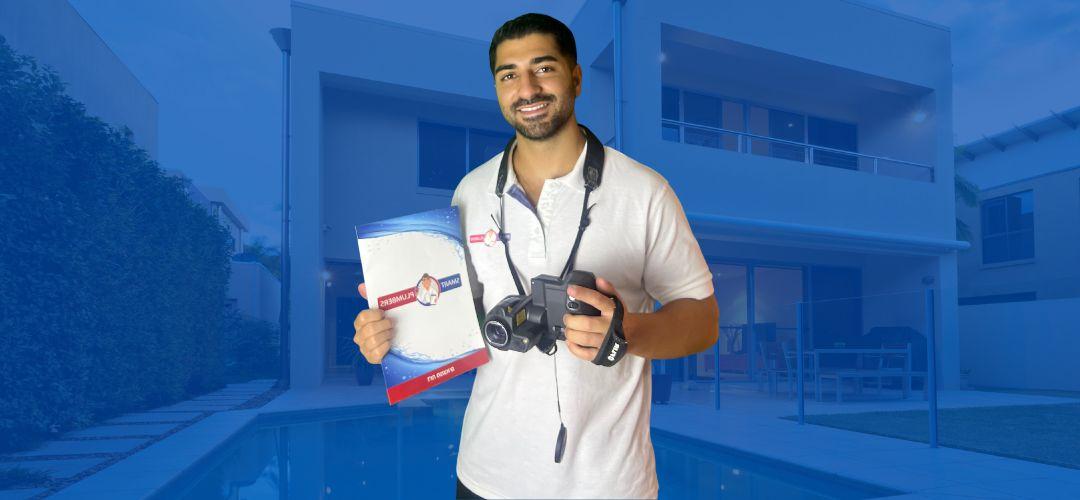 מומחה SMART PLUMBERS עם מצלמה טרמית לאיתור נזילות מים ללא הרס